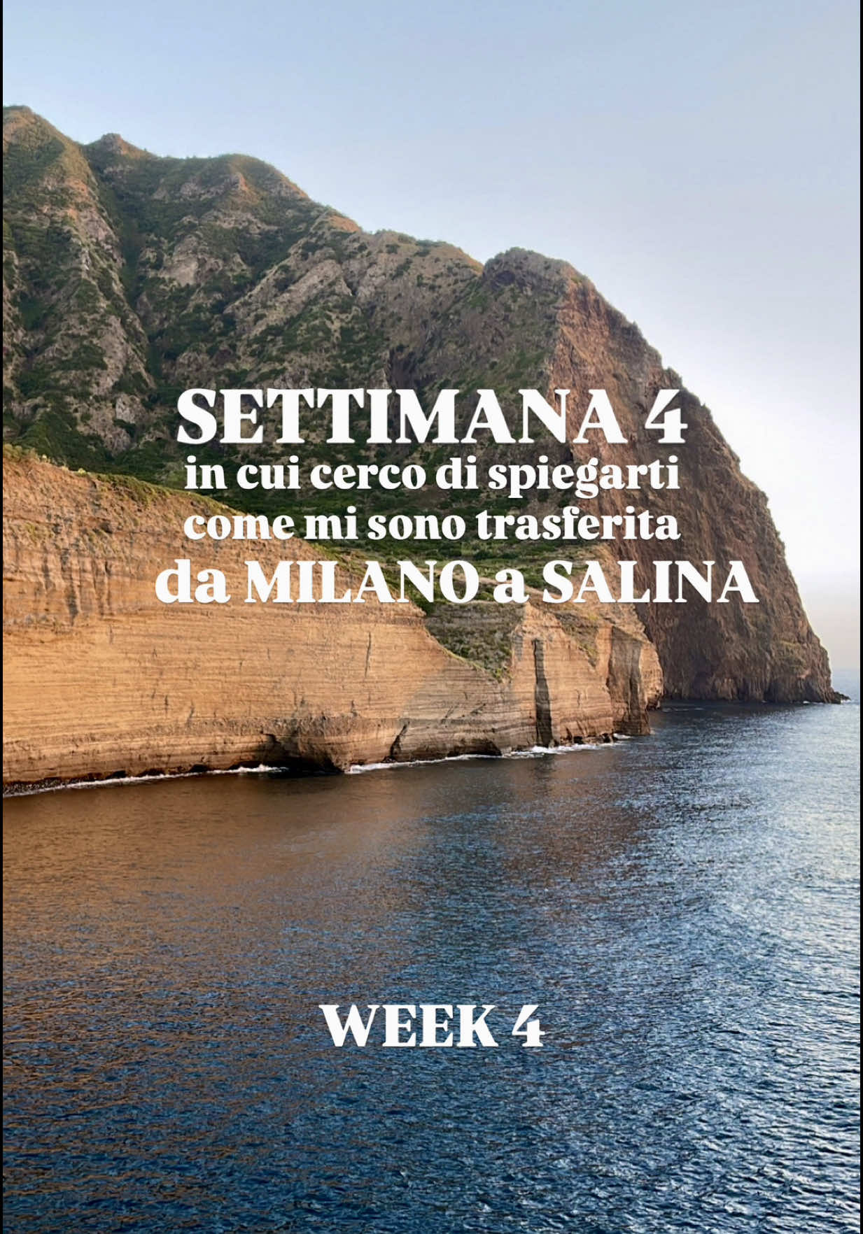 SETTIMANA 4🤍 In cui provo a spiegarti come mi sono trasferita da Milano a Salina! Piacere, io sono Federica - per gli amici chicca - sono nata e cresciuta in provincia di Milano, ma nel 2019 sono sbarcata per la prima volta a Salina per uno stage in Hotel. Dopo “solo” tre mesi sull’isola ho cercato di superare la mia paura da nuotatrice in piscina, e mi sono tuffata in mare aperto. Aperto si fa per dire, perché avevo deciso di sconfiggere le mie paure nuotando nel porticciolo di Malfa. Dopo poco, un ragazzo con la faccia incredula si affaccia da una barca e mi dice: “ma con tutte il mare che c’è, tu hai deciso di fare il bagno nel porto?” Quel ragazzo era Samuele, un isolano, cresciuto a piedi scalzi e tra le onde. Da quel giorno, insieme, abbiamo vissuto l’estate più folle della mia vita: tra tramonti a Pollara, gite in barca ad Alicudi e Filicudi, cene romantiche e tuffi nelle calette più belle. Poi, il colpo di realtà: la stagione stava finendo, la mia vita milanese mi reclamava. Ed è proprio in quel momento, tra mille emozioni, che prendo una decisione. Per oggi è tutto. Ci vediamo la prossima settimana, che ne dici? #salina #sognoeoliano #ourstory #aeolianislands
