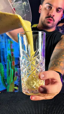 FROZEN DE BEATS SABOR MARACUJÁ 🥰 Ingredientes: - Skol Beats Gin tônica - Maracujá - Gelo - Leite condensado  #saidera #drinks #drink #saidera_drinks 