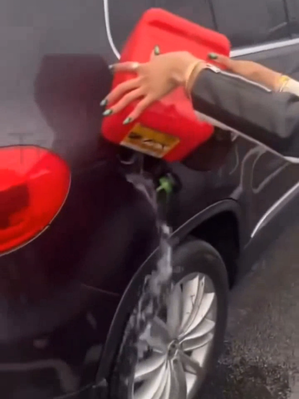 Smh, why having a man in your life is important, for reasons like this smh. Pray for them 🙏  #gas #gastank #empty #fuel #hole #fuel #noman #women #nosense #why #needhelp #car #gasoline #smart #culture 