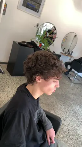 Ni el pelo largo, ni el pelo corto, es para todos. No te prendas al “quiero un modcut” xq alguien te dijo que el pelo largo es tendencia 2025. Hacete algo con lo que te sientas cómodo, y que por tu estilo, lo puedas lucir. #paratiiiiiiiiiiiiiiiiiiiiiiiiiiiiiii #argentina #fypシ゚ #foryoupage #fyp #moda 