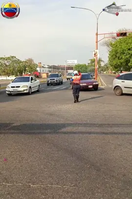 #25 Mar || Funcionarias de la  Brigada motorizada Femenina de @transitocpnb_ realizan  Dirección y control del Tránsito de los vehículos automotor en los diferentes  semáforos de la Jurisdicción del estado Barinas.   ! Transito Contigo ¡ @nicolasmaduro @dcabellor @rubensantiagos_ @migueldominguez08 @willianblanquis @mijpvzla @pnbvzla @transitocpnb_ #TránsitoContigo #Vzla #pnb #Cpnb