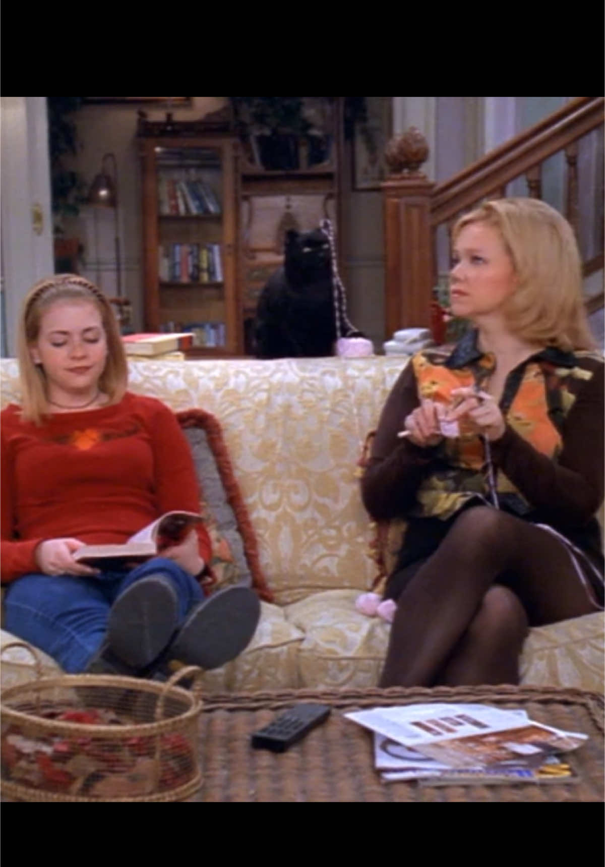 Referência ao livro O morro dos ventos uivantes  Série: Sabrina, a aprendiz de feiticeira  Temp.3, eps.22 #sabrinaaprendizdefeiticeira #sabrinaspellman #seriado #serie #fy #bruxa #omorrodosventosuivantes 