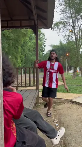 bernyanyi untuk timnas #ilhambayy #jokoputrawan #amriananda #joelpurba #sobatburung #antbofficial #kluivert #kuliner 