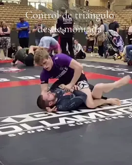 🔥Control de triángulo desde la montada, una posición dominante en Jiu-Jitsu donde el practicante asegura el estrangulamiento triangular mientras mantiene el control superior sobre su oponente. Esta técnica combina presión, estabilidad y apalancamiento para restringir la respiración y circulación sanguínea del adversario, aumentando las posibilidades de finalizar el combate.🔥#jiujitsu #jiujitsugrappling #highlights #nogi#