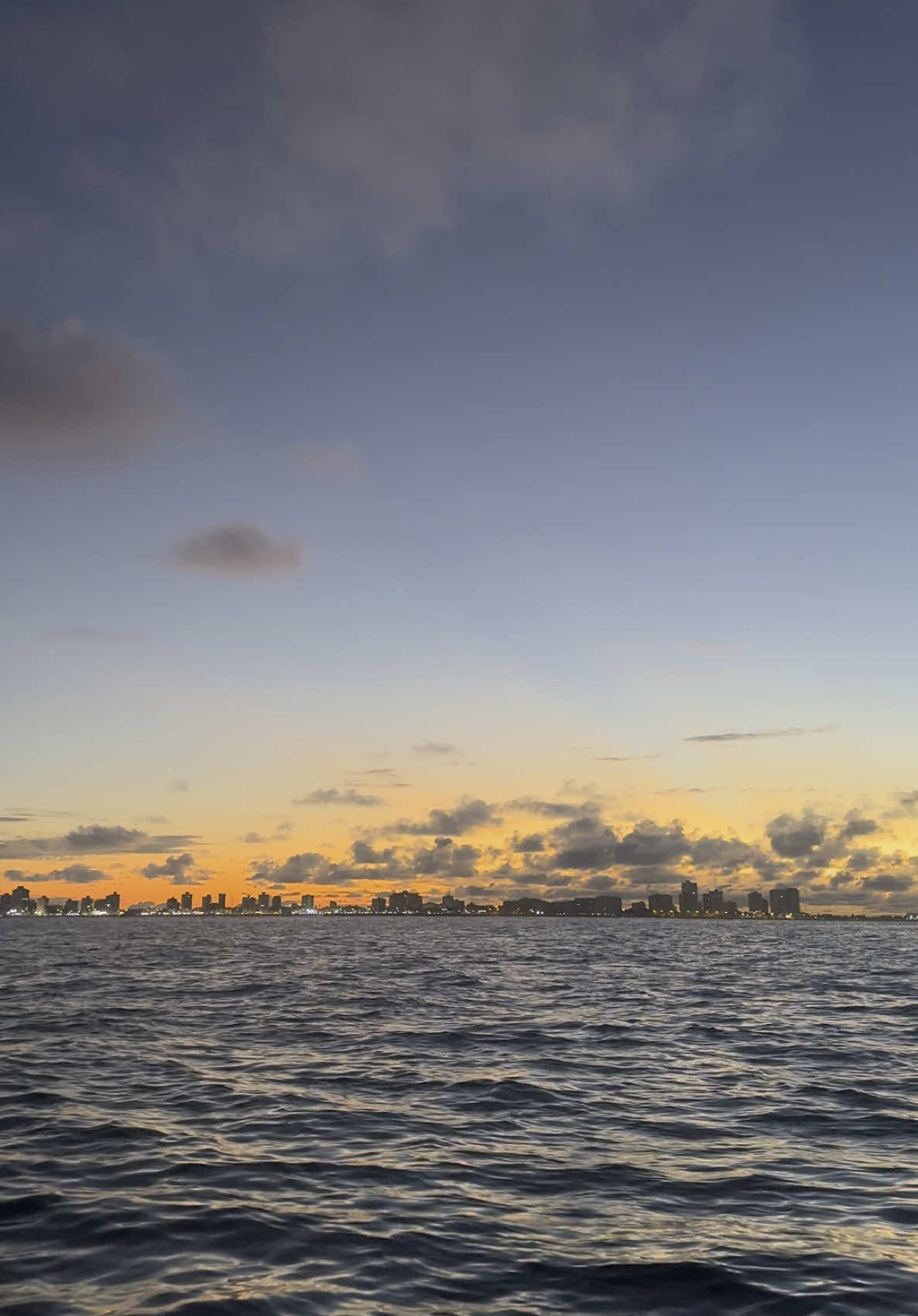 Etiqueta en este video a la persona con quien te gustaría ver este atardecer,no te olvides de dejar tus mensaje para llevar a esa personal especial con nosotros #salinas #ecuador🇪🇨 #viralditiktok #beach #goldenhour #sunsetbeach 