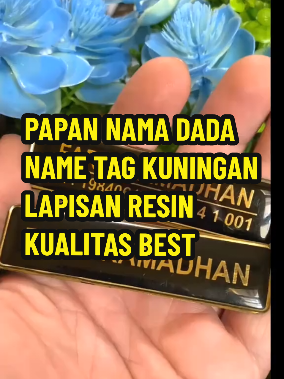 Papan Nama Dada , Name Tag Kuningan. Terbuat dari Kuningan dan dilapisi Resin, aman tidak akan luntur jika terkena air.  Untuk identitas Siswa, Karyawan, Pegawai PNS / Pegawai ASN, Papa Nama Dada Security. Bisa ditambahkan Logo, Nama, Jabatan. Ukuran 2 cm x 8 cm. #papannamadada #nametag #nametagkuningan #nametagresin #nametagmurah 