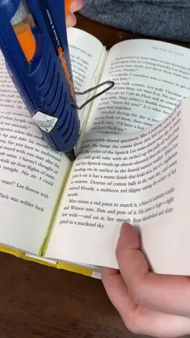 DIY Book Vase 📚💐#craft #DIY #book #flowers 