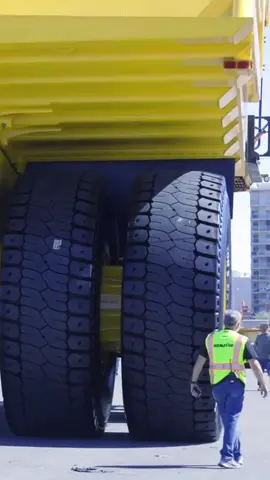 Komatsu 930E: The Giant That Makes Trucks Look Tiny!#machine #engineering #construccion #amazing 