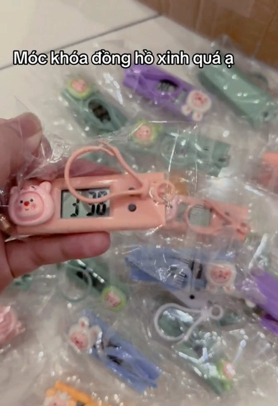 Đồng hồ treo tường nhỏ siêu dễ thương. #Đồnghồbỏtúi #Phụkiệnbalô #Móckhóa #Đồnghồtreotườngmini #fyb #xuhong 