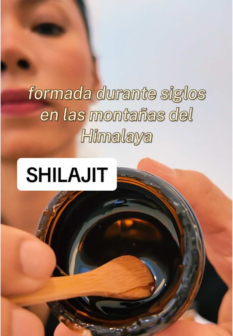 Tenía tiempo que quería probar este suplemento, más allá de los beneficios físicos, se le atribuyen incluso propiedades místicas, voy a darme a la tarea de probarla seriamente es decir , 1 a 2 veces al día por lo menos durante 2 semanas y observar cómo respondo. Cualquier cosa interesante te comparto por aquí  ✨🏔️ Tmb puedes obtener la tuya en el botón naranja de arriba #shilajit #gelooshilajit #resinashilajit #shialjitresina #shilajitbeneficios #acidofulvico #suplementosnaturales #vamostiktokshop #TikTokShop #saludholistica #saludnatural #medicinaayurveda #medicinachina #fitoterapia #acupunturista #acupuntura #wellness #trofologia 