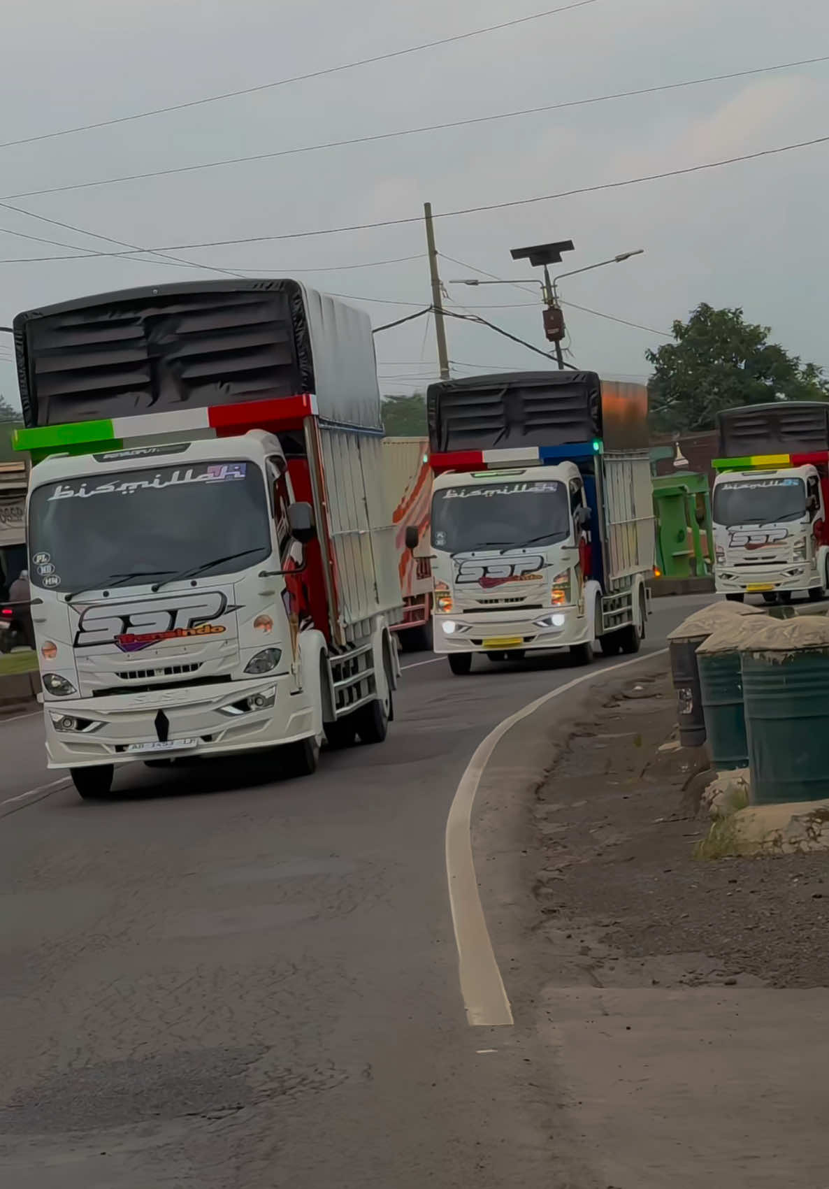 Tuku pilus keleru galon, wayahe wong tulus balik ngulon  #irsyadputrakaroseri #trukmodifikasi #truck #modifikasi #otomotif #viral #trending #fyp 