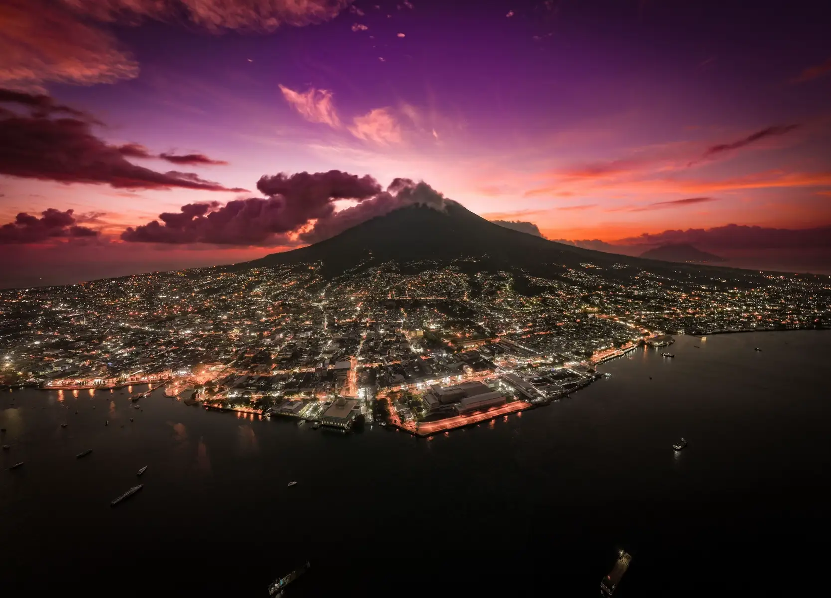 Ternate, kota kecil di timur Indonesia. Dengan keliling 54 km, kita bisa keliling Ternate dalam waktu 2 jam.  Kota yang berada di kaki gunung Gamalama ini menawarkan pesona alam serta keramahan penduduknya  Jika pagi, bisa menikmati sunrise di tengah kota. Jika sore belakang pulau Ternate sunsetnya tidak ada obat.  Berikut sedikit foto-foto tentang keindahan kota Ternate dari gunung hingga laut.  Tertarik? Ayo baronda Ternate!  #anakesa #ternate #ayobaronda #landscape 