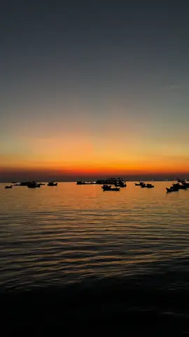 “Sẽ có người, dắt tay em qua đường dù họ đang giận hờn hay cau có. Có lẽ ít nói những lời yêu thương, nhưng tim họ đầy ắp hình em đó.