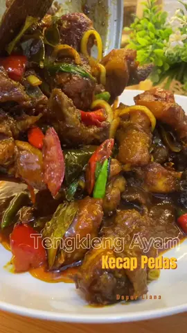 Tengkleng Ayam Kecap Pedas 1 kg ayam(dibalur jeruk nipis, garam, goreng matang) 1 jempol lengkuas memarkan 6 lbr daun jeruk 5 lbr daun salam 1/4 bh biji pala 6 bh cengkeh 1 btg kayu manis 5 butir kapulaga 3 bh bunga lawang 2 sdt ladaku 1 SDM ketumbar bubuk 700 ml air 1 sdt kaldu bubuk Garam secukupnya  Penyedap rasa secukupnya  Bumbu halus: 14 siung bamer 7 siung baput 6 bh cabe merah  4 btr kemiri  1 jempol jahe 1 jempol kunyit  Tambahan: 10 SDM kecap manis 20 btr cabe rawit hijau  3 bh cabe merah iris 1 bh bawang Bombay  1 bh tomat 2 btg daun bawang iris #tengklengayam  #tengklengsapi  #masakkecappedas #kecappedas #masakrumahan #menusimpel #belajarmasak #hobbymemasak #menusimpel 