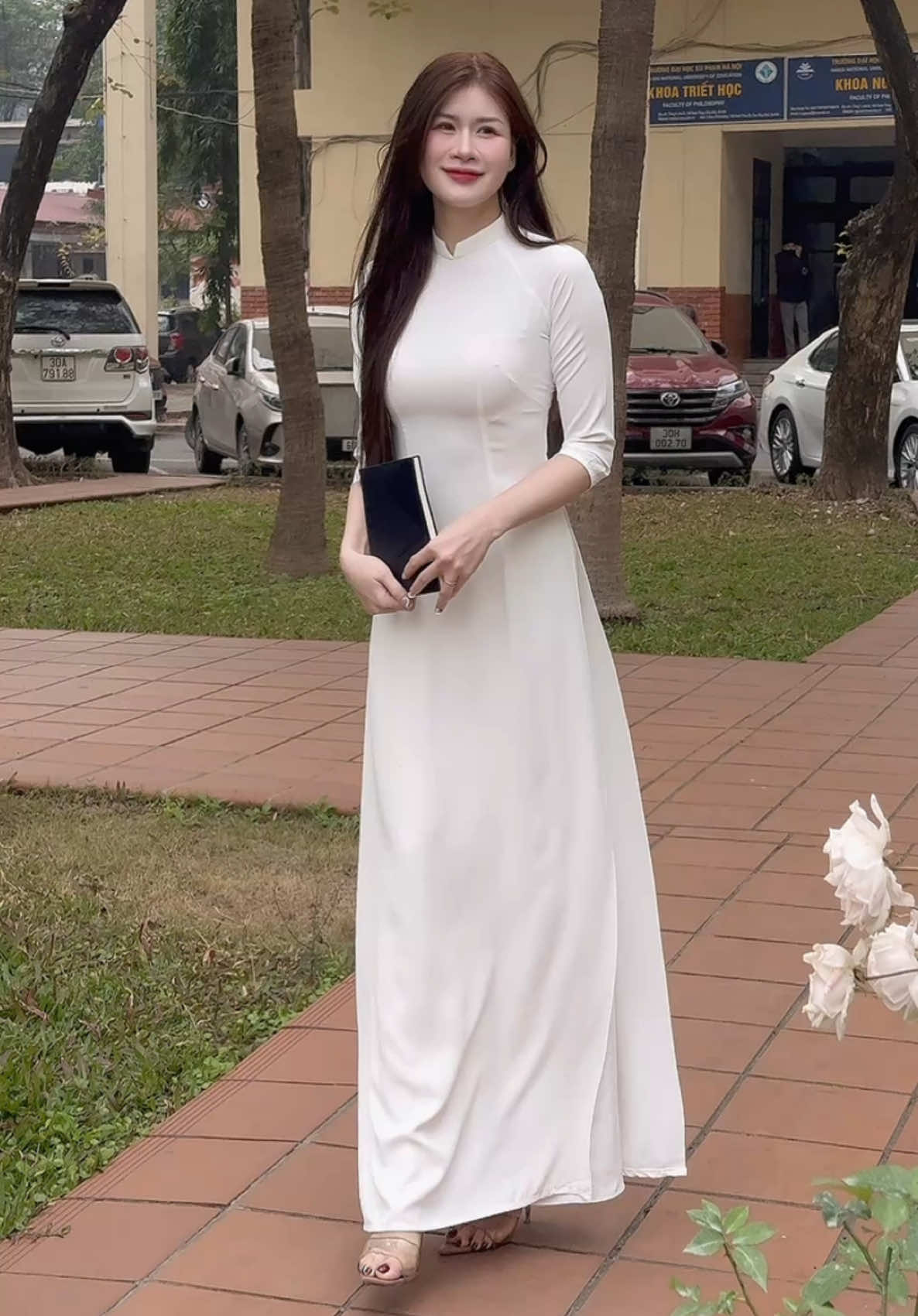 Nhìn tới áo trắng là nhớ tới mái trường. Có 3 màu: trắng kem, trắng tinh, trắng xanh ạ. Tay lỡ, tay dài, tay bồng cho các chị lựa chọn ❤️ #aodaitron #aodaitronnhieumau #aodaididay #aodai #aodaiquynhnguyen 