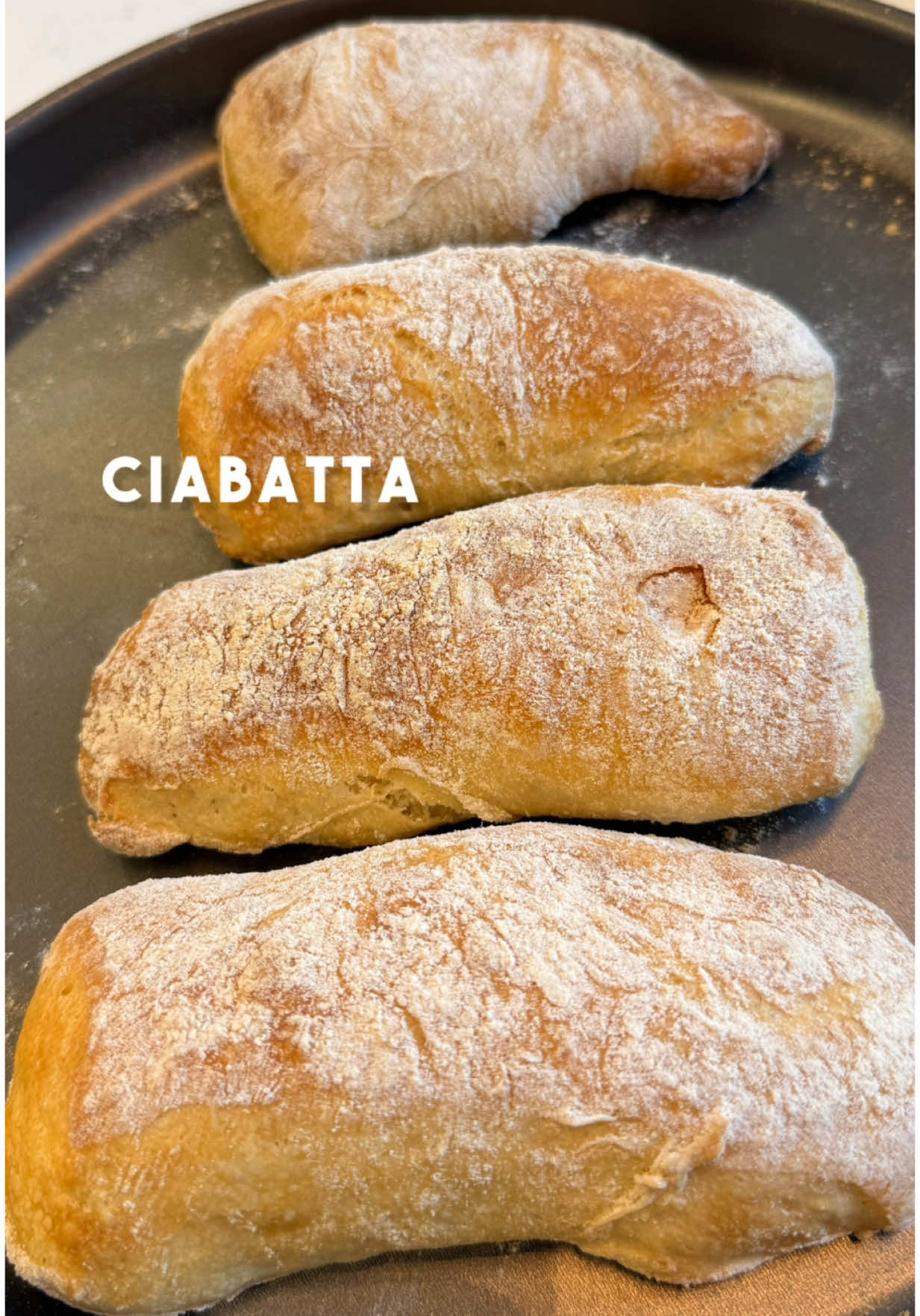 A ciabatta é um dos meus pães favoritos e hoje trouxe para vocês uma receita fácil, prática e sem precisar sovar. Fica uma delícia! Ingredientes  350ml de água morna 5g de fermento biológico 50ml de azeite de oliva 425g de farinha de trigo 10g de sal Misture os ingredientes delicadamente, aguarde 30’ e faça a primeira dobra, puxando a massa dos cantos para o meio. Molhe muito bem as pontas dos dedos pois essa massa fica bem mole e pegajosa, e com isso ela não vai grudar por toda sua mão.  Aguarde mais 30’ e faça outra dobra, e por último, aguarde mais 30’. Após esse tempo, polvilhe farinha na superficie onde vai virar a massa, e depois, por cima da massa também. Corte em pedaço do tamanho que preferir. A minha rendeu 6 ciabattas.  Disponha os pedaços em uma assadeira, e asse em forno pré aquecido a 200°C até que a massa fique levemente dourada por cima.  A massa inicial deve ser uma massa mole, fique atento pois o clima local e qualidade da farinha influenciam muito na massa, podendo ter que usar mais ou menos água.  Ao passar do tempo e das dobras, a consistência muda muito, é lindo de ver. Hehe  Se gostou dessa receita não deixe de fazer!  #marinarizzoreceitas #chefmarinarizzo