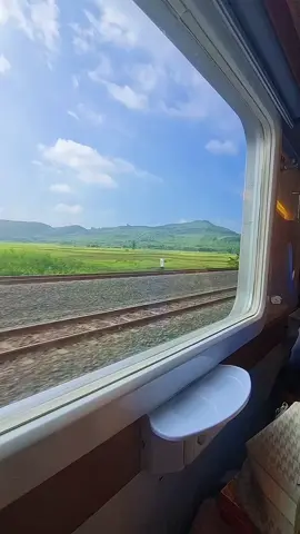 vibes mudik lebaran naik kereta api secantik ini🥰⛰️ #mudik2025 #kai  #keretaapiindonesia #kaiaccess #fypage 