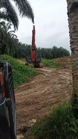 kasih menyala operator muda#cipingsawit #JelajahRamadan #zaxis210f #hitachi #operatormuda #kontenhiburan 