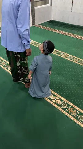 Jadi gini ceritanya, si ponakan ku ini selalu diajak sholat sama kakek nya (bapak ku) dan setiap diajak sholat dia itu ga pernah yg aneh aneh. Cuma sering liat liat orang sholat aja. Bukan kayak anak kecil biasanya yg suka lari larian kesana kemari. Jadi karna dia sering kekgitu, kakek nya ngasih penceramahan dikit lah. Kalau sholat itu harus khusyuk, ga boleh liat kesana kemari. Ending nya ya kayak di video ini lah. Mungkin untuk anak-anak diumur nya, menurut ku pribadi dia itu gampang mencerna apa yg dibilang sama orang. Tapi beneran ga nyangka sih respon nya bakalan kekgitu 😂 #child #tarawih #fyp 