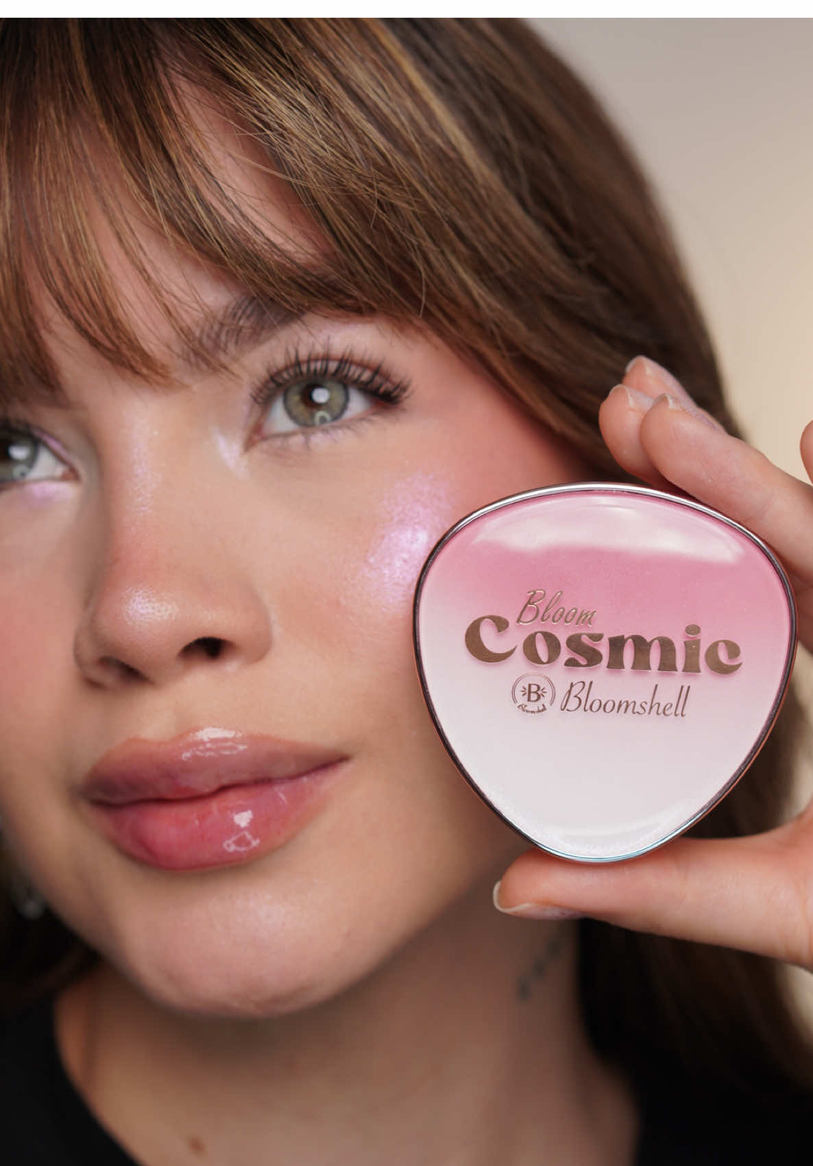 ¡Brilla como nunca con nuestro iluminador cósmico dúo cromático! Consigue ese glow perfecto en tu piel con destellos de rosa y morado. ¡Atrévete a deslumbrar! ✨🌈