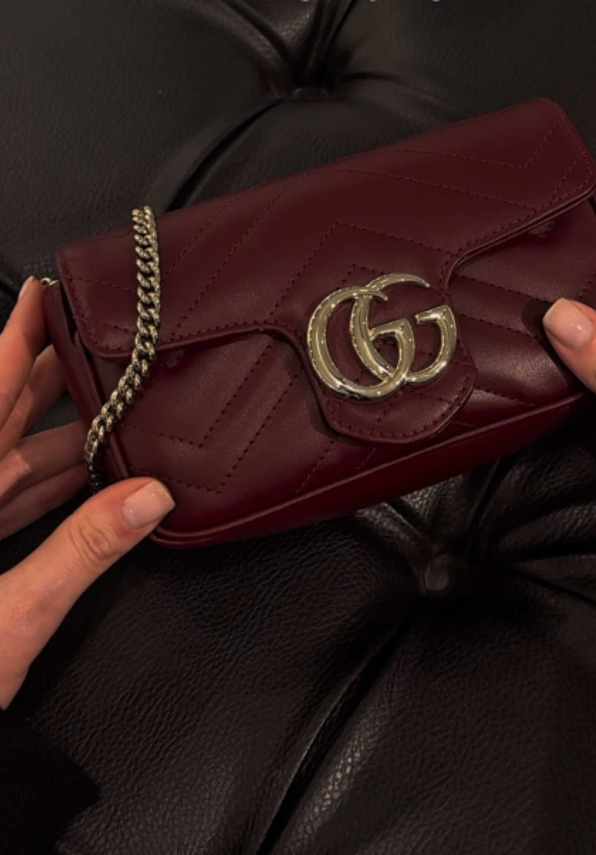 Reprenant la teinte rouge Gucci Rosso Ancora de la Maison, ce sac à épaule super mini GG Marmont affiche le style de la marque dans une couleur emblématique de la collection Pre-Fall, avec des finitions doré clair et une doublure en cuir ivoire. Prix : 1200.00€ 📹 @aines.studio  #marseille #shoppingmarseille #luxurybrands #luxuryshopping #gucci #foryou #bags