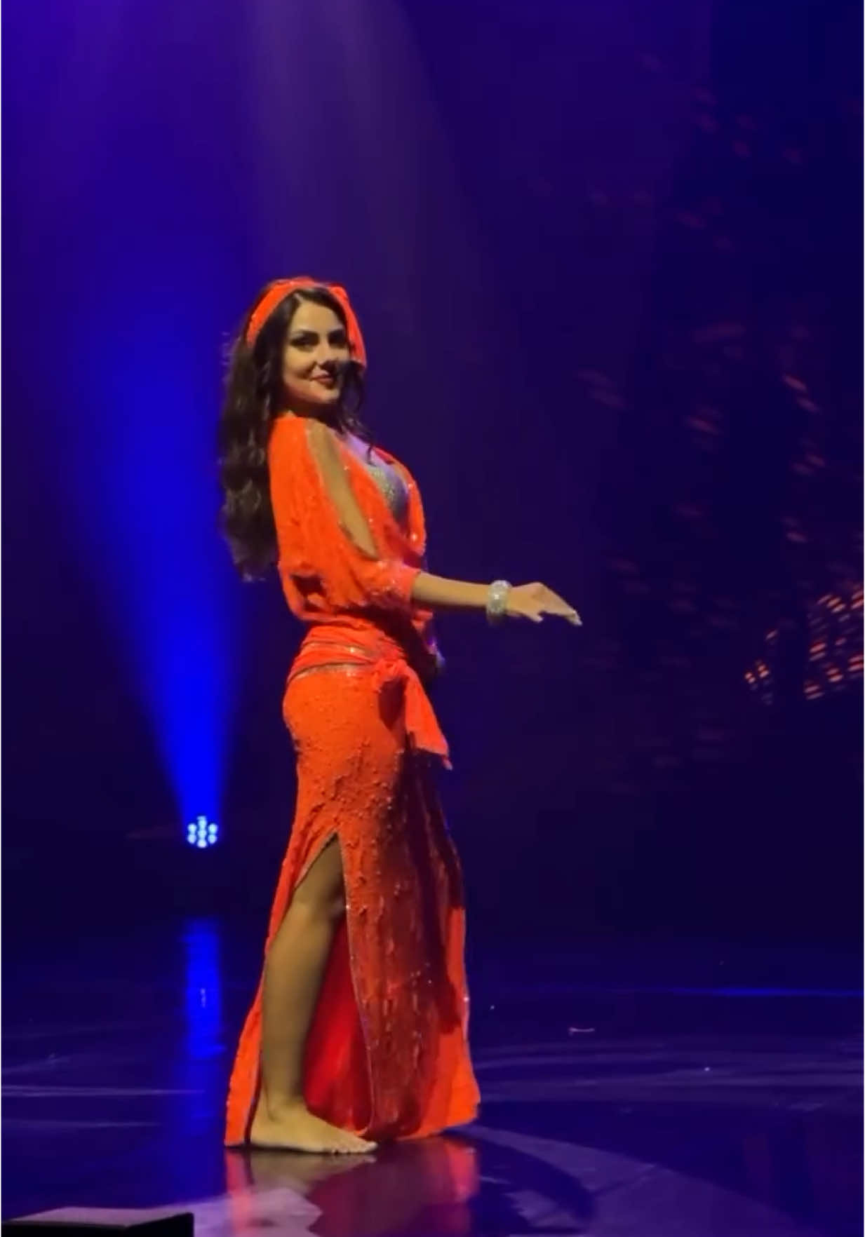 “Aslo Masry” baladi at @raksglamfestival  Music @moha_shahin  Costume @helen_sirenko  #bellydance #orientaldancer #bellydancer #baladi #danzaoriental #egyptiandance 