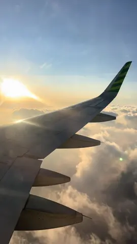 Indah bgt sumpah kalo naik pesawat‼️✨ #SunsetAboveTheClouds #NaikPesawat #AviationLovers #WindowSeatView #TravelVibes #GoldenHour #SkyView #LiburanMenyenangkan #fyp 
