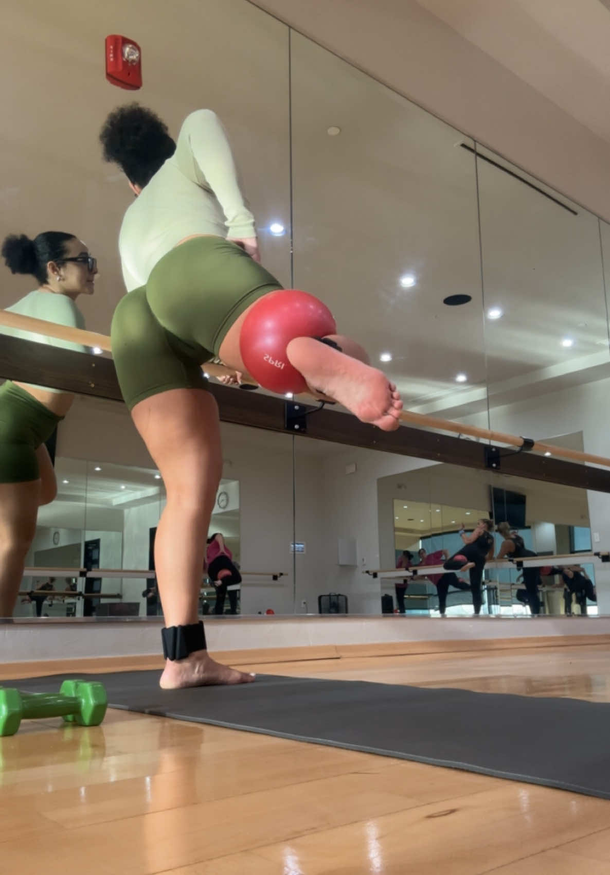 this color combo 😮‍💨 #barre #purebarre #workout #strongaf 