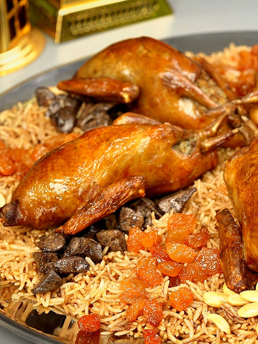 الحمام المحشي مع رز بالخلطة 🔥 أكل العزايم للحبايب والغاليين حمام محشي رز 🐔 رز بالخلطة والمكسرات #حمام #رز_بالخلطة  المكونات حمام / زغاليل 1 بصل مبشور  1 ملعقة صغيرة ملح  نصف ملعقة صغيرة فلفل اسود  نصف ملعقة صغيرة هيل 1 ملعقة كبيرة سمن  2 ملعقة كبيرة زيت  2 بصل مفروم  كبدة حمام 1 ملعقة صغيرة ملح  1 ملعقة صغيرة فلفل اسود  1 ملعقة صغيرة بهارات مشكلة  نصف ملعقة صغيرة كزبرة  2 كوب ارز نصف كوب ماء  طماطم وبصل فلفل حصى - هيل مطحون - مستكة 1 ملعقة صغيرة ملح  نصف ملعقة صغيرة سكر 2 ملعقة كبيرة سكر  1 ملعقة صغيرة قرفة 2 ملعقة كبيرة زيت  3 كوب ارز بسمتي مغسول  1 ملعقة صغيرة ملح  نصف كوب زبيب  1 ملعقة كبيرة زيت  500 جرام كبدة دجاج  رشة ملح وفلفل اسود  رشة قرفة 