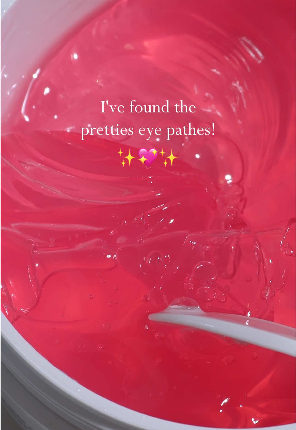 ✨💖 Prettiest under-eye patches, @COSRX Official Peptide Collagen Hydrogel Eye Patches! With ingredients like peptides, collagen, niacinamide, caffeine, hyaluronic acid and so on, they help with puffiness, dark circles, wrinkles, elasticity and hydration. They are versatile so you can use them anywhere you like. Safe for sensitive skin. I’ll have it linked so you can check it out! #COSRX #MirrorSkin #GlassSkin #Kbeauty #eyepatches #eyemask #hydrogeleyepatch #COSRXBTMAR25  @COSRX US @beautytap 