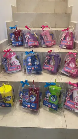 ¡Haz que la fiesta de tu peque sea única y especial con nuestros kits de regalos personalizados! 🎉 Cada kit incluye: ✨ Bolsa personalizada para llevar todo con estilo. ✨ Llavero exclusivo para que no falte el detalle. ✨ Vaso reutilizable para cuidar el planeta y disfrutar en grande. ✨ Libro para colorear sin grapas para mayor seguridad y diversión. ¡Todo diseñado a tu gusto y con la mejor calidad! 🌟 Y lo mejor: ¡enviamos a todo México y USA! 🇲🇽🇺🇸 Haz que cada momento sea inolvidable. ¡Contáctanos y armemos el kit perfecto para tu fiesta! 🎈