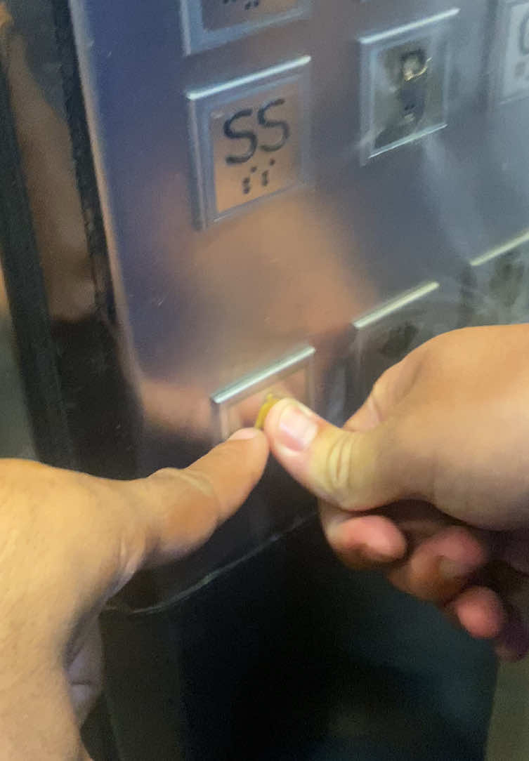 O dia que ficamos presos no elevador por 45 minutos, um desespero que só! Parte 1 😨🤯 #elevador #panico #susto 