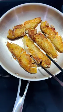 Chấm với mắm tỏi ớt thiệt cay nữa là hết cơm hén 🤭 Cá rẻ tiền nhưng chiên cái chảo inox xịn cũng ngon hơn hẳn. Cảm giác an tâm vì ko có lớp chống dính hoá học độc hại.  Chảo Olivo 24cm này đang được tặng khi mua nồi cơm điện Olivo hoặc nồi áp suất Olivo nhé mn. Quà tặng mà chất lừ ai cầm cũng mê tít E dùng gần 3 năm mà nó vẫn sáng trưng vậy đó #Chảo_inox  #Olivo