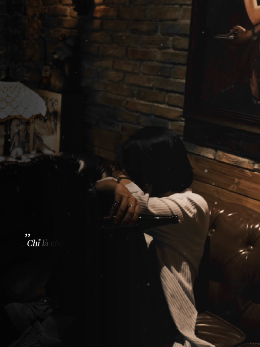 Tôi không thể trả lời bạn. Rằng vết thương của bạn khi nào sẽ lành. Người đã rời đi rồi, liệu có quay về không. Hay con đường bạn chọn, liệu sẽ có thêm bao nhiêu đoạn gập ghềnh phía trước. Tôi không biết. Không ai thật sự biết. Nhưng tôi tin—vũ trụ biết. Và bạn cũng sẽ biết,  bởi mọi thứ sẽ đến đúng thời điểm. Thứ tôi biết, chỉ là: Không ai đi qua cơn đau bằng cách cố quên. Chúng ta đi qua nó bằng cách đi xuyên qua nó. Từng bước, từng hơi thở, từng lần tự nhắc bản thân: “Không sao đâu. Cứ đi tiếp.” Tôi biết rằng: Điều đã rời đi, cứ để nó đi. Thứ đã sai, đừng cố gồng lên để đúng. Cái gì đã vỡ, đừng nhặt lại bằng bàn tay mỏng manh của bạn.  Không phải mọi điều đổ vỡ đều cần sửa chữa. Có những điều cần được buông nhẹ, để mình còn chỗ mà thở. Bạn không cần phải luôn lạc quan. Không cần phải luôn mạnh mẽ. Không cần phải giả vờ mọi thứ ổn chỉ để người khác yên lòng. Bạn chỉ cần: thành thật với nỗi đau của mình, dịu dàng với chỗ đã rách nát bên trong, và kiên nhẫn với quá trình hồi phục — vì vết thương sẽ tự biết khi nào nên lành. Rồi một ngày bạn sẽ hiểu: Sự im lặng của vũ trụ không phải là từ chối. Mà là một cách sắp xếp thầm lặng, để điều xứng đáng đến đúng lúc nhất. Bạn sẽ ổn. Nhưng không phải vì ai đó nói thế. Mà vì bạn đủ dũng cảm để không chối bỏ điều mình đang cảm thấy Giữa thế gian ồn ào, mong bạn giữ được một góc tĩnh lặng cho trái tim mình. Và khi thấy mỏi mệt, hãy nhớ rằng: Bạn không cần hoàn hảo. Chỉ cần còn tin vào chính mình. #photoghrapher #chupanhgiaumat #nhacnaychillphet #khoanhkhacchill #tipchupanh 