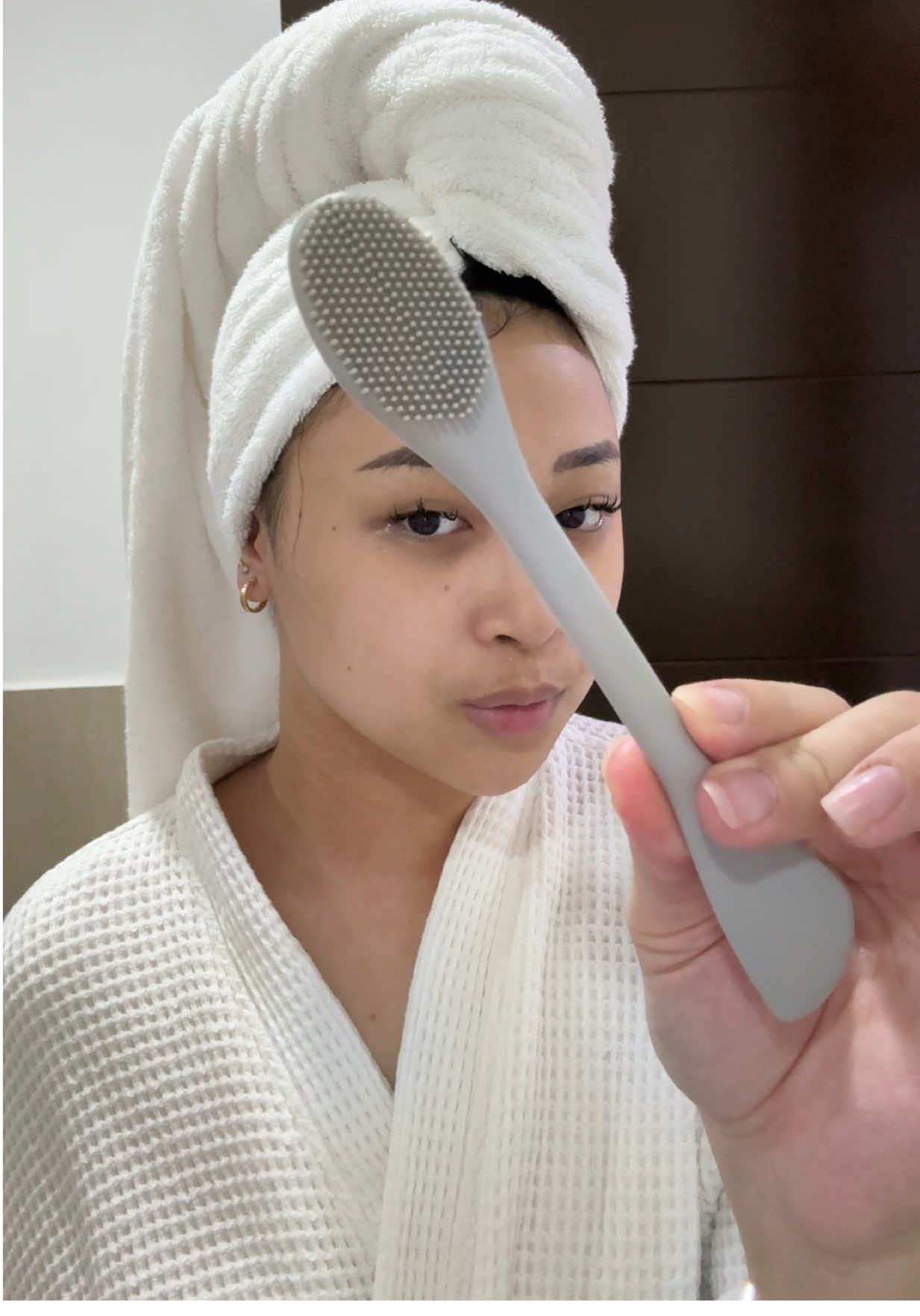 Only use this twice a week. It really does the job fkr my skin texture, blackheads and whiteheads.  #skincareroutine #skincare #porebrush #cleansingbrush #grwm #beauty #Lifestyle #coleenampil #fyp #fypage 