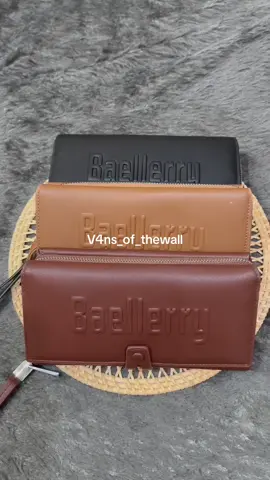 Dompet baellerry panjang bahan kulit dengan logo timbul dibagian depan menambah kesan Mewah dan Elegan tersedia banyak slot kartu,slot uang dan bisa muat Handphone juga. #dompet #dompetkulit #dompetbaellerry #dompetpanjang 
