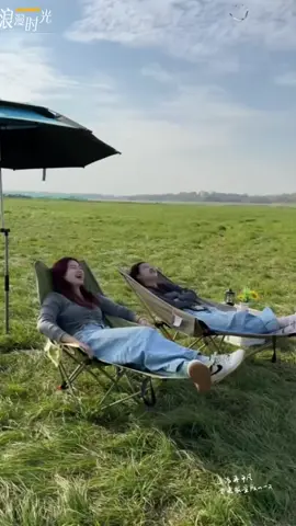 🔥免安裝打開直接使用的月亮椅 🪑可拆卸腳托設計👉解鎖更多舒適姿勢 ✨三擋可調節，💪200kg也能穩穩稱重！ 🤩折疊設計，方便攜帶，不佔空間，輕鬆攜帶 ✨無論是辦公室休息還是戶外旅行露營便都超方便！