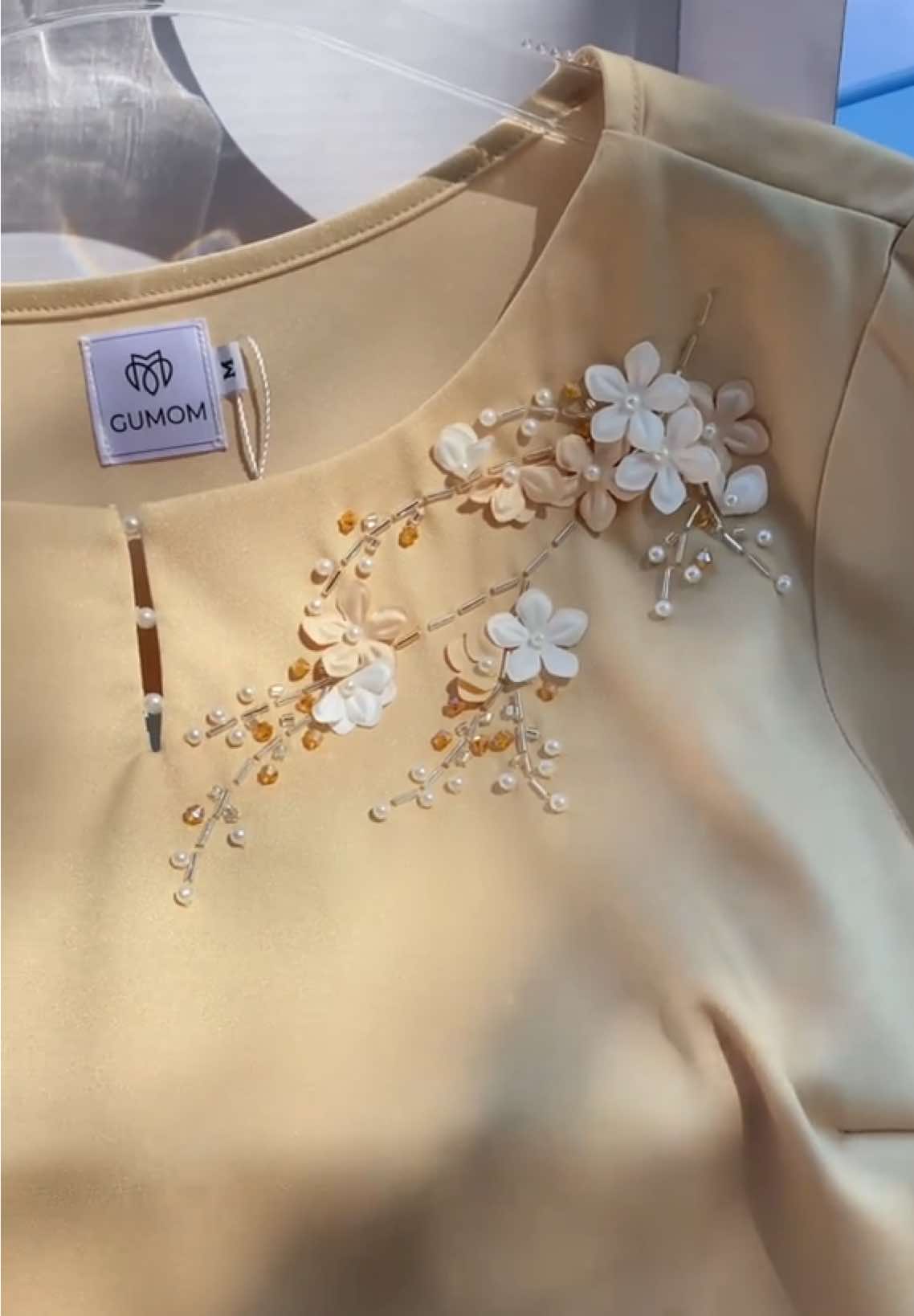 Ra mắt thiết kế mới ✨  Áo lụa Saphia thanh lịch và nhẹ nhàng với tông màu vàng cát trang nhã.  Chất liệu lụa cao cấp tạo nên độ bóng mượt và mềm mại, mang lại cảm giác thoải mái khi mặc. Áo có kiểu dáng suông với tay lửng, giúp người mặc dễ dàng di chuyển và phù hợp với nhiều dáng người.  Điểm nhấn tinh tế nằm ở phần cổ tròn với một đường xẻ nhỏ ở giữa, tạo nét duyên dáng.  Ngoài ra, áo còn được trang trí bằng chi tiết hoa nổi kết hợp với những hạt ngọc trai nhỏ, tạo cảm giác sang trọng và nữ tính. #GUMOM #aotrungniennucaocap #aonutrungnienchomesangtrong #damtrungnien #aodanhchomelamsui #aotrungtuoichome #aometrungnienu50 #thoitrangtrungniencaocap #quatangme #quachome #quatangmechong #aotrungnientheuhoa #damhoatrungnien #aotrungniencaocap #aotangmetet #thoitrangtrungnien #aokieunu