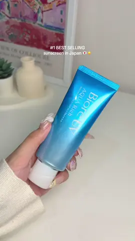 Key product benefits: - SPF50+ PA++++ (maximum UV protection) - World's First Micro Defense UV Formula (protects skin at micro-level) - Has Unique Aqua Micro Capsule that leaves skin feeling light & moisturized - Water & sweat resistant - Suitable for use as a makeup base #bestsunscreen #sunscreenreview #japanesesunscreen #bioreph #bioreuvaquarich #skincareph #bioresunscreen 