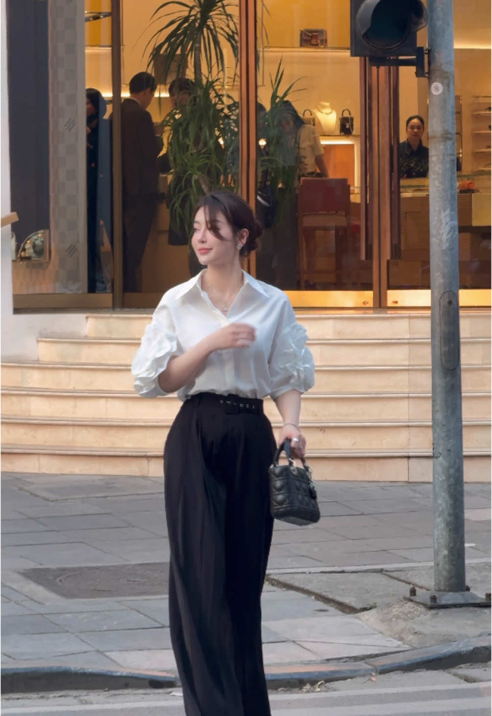 Cô đơn cũng được, một mình cũng được, miễn là em tự yêu bản thân mình... #MACI #OOTD 