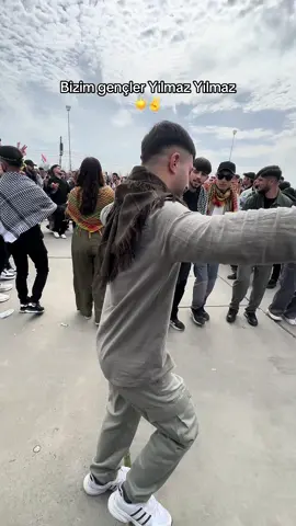✌️☀️#newroz #kürtçe #keşfet #halaybaşı #halaysevenler #düğün #grupseyran #bizimgençleryılmazyılmaz 