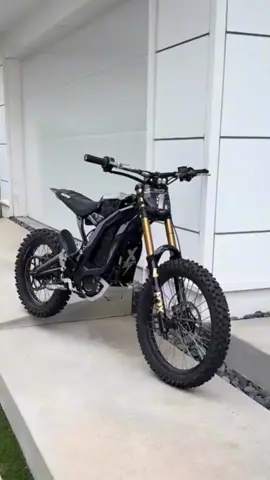 Une vitesse folle, des sauts extrêmes et une dose massive d’adrénaline ! ⚡🔥 Regardez cette SURRON dominer les sentiers comme jamais. LIKE & ABONNE-TOI si tu kiffes l’action ! 🚀 #Surron #VTT #ExtremeRide