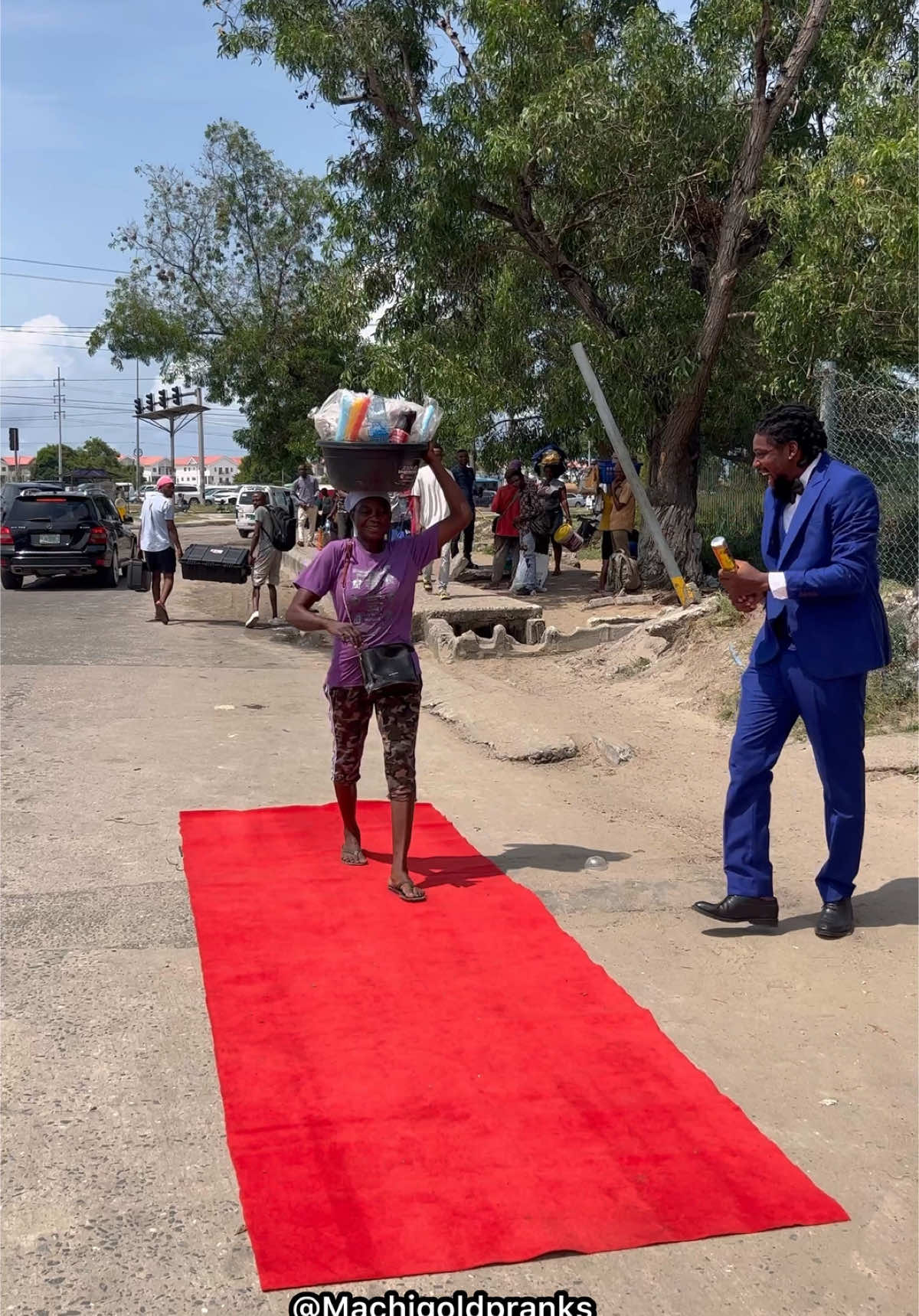 Making people feel special!💃🕺😍😂🤣🤣🤣🤣🤣🤣🤣🤣🤣🤣 #reels #pranks #Machigoldpranks #viral