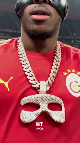 🥽 Victor Osimhen'e maskesinden esinlenilen bir kolye verildi. ⛓️ #galatasaray #osimhen #mask #futbol #chair #htspor