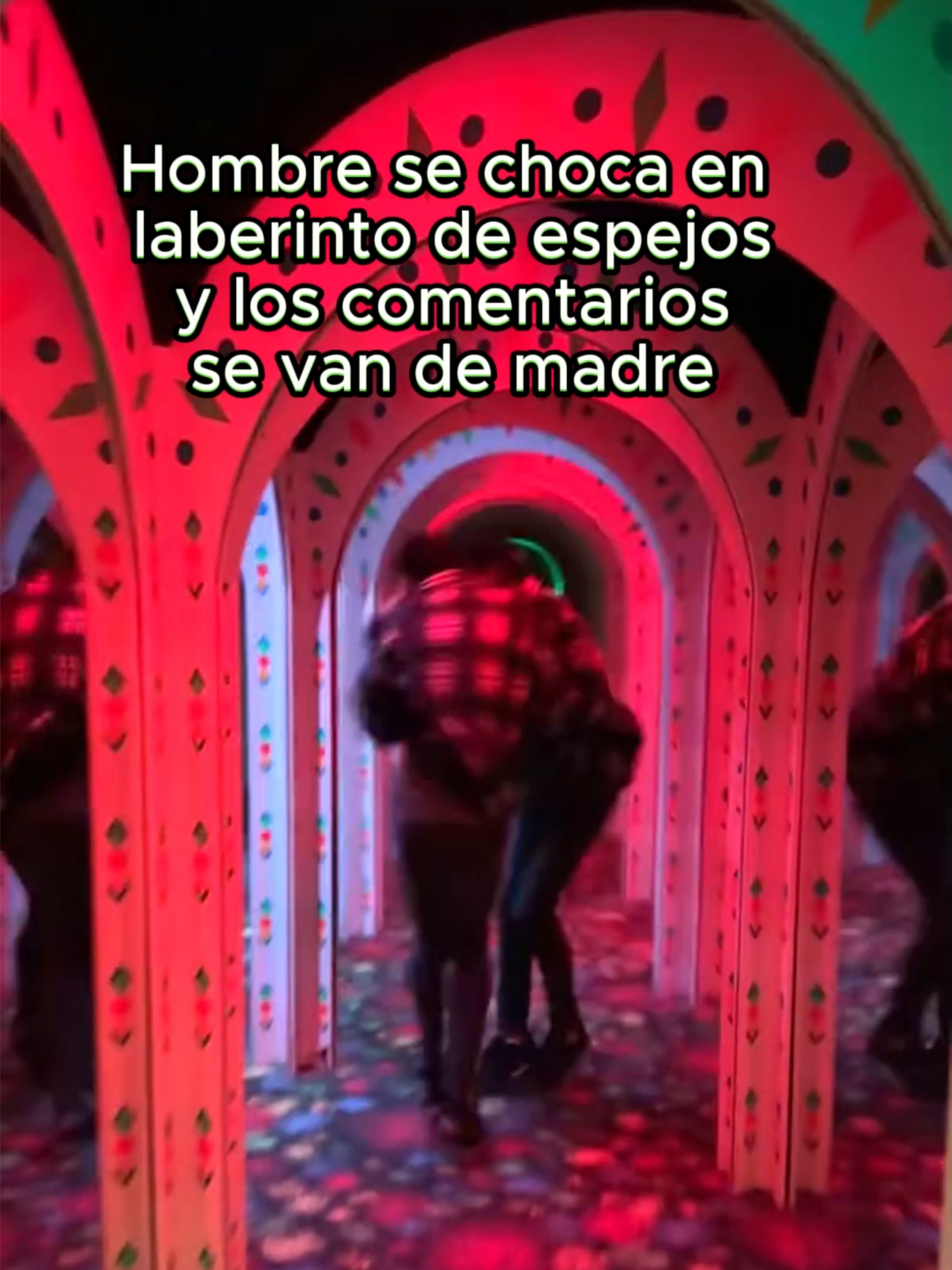 Hombre se choca en laberinto de espejos y los comentarios se van de madre 😵🤣 #cancion #con #comentarios #comentarioscantados #gracioso #risa #espejo #golpe