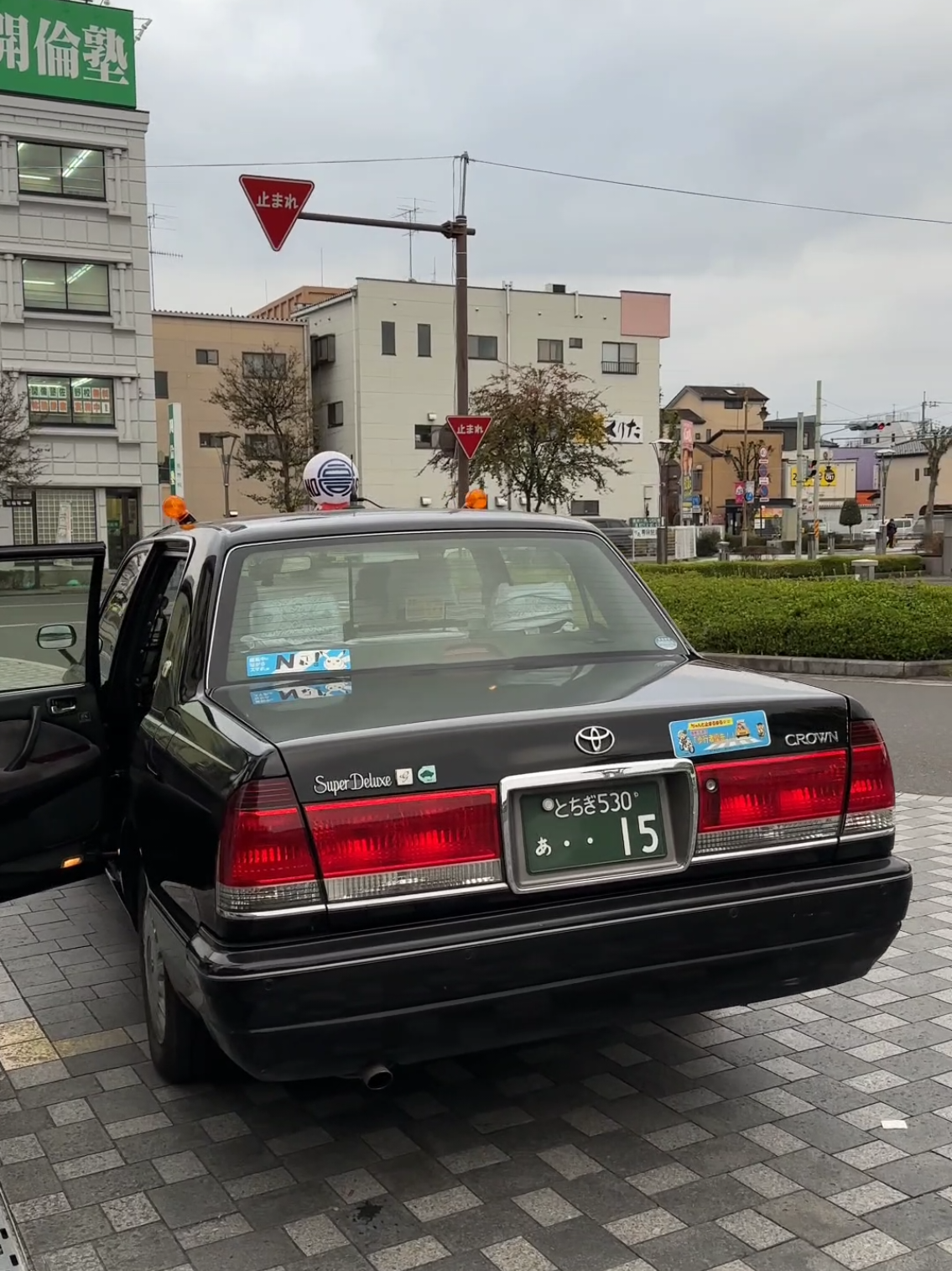 🚖  Japan’s Self-Opening Taxi Doors – The Too Polite Engineering! #JapanTravel #TokyoTaxis #CarTech #Engineering #RetroCars #TravelTok #OnlyInJapan #LifeHacks  