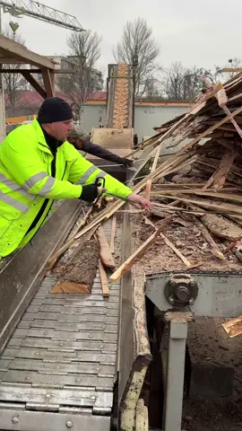 👉🏻@woodproffis The Ultimate Wood Shredding Experience! #woodchipper, #satisfying, #machines, #woodworking #creatorsearchinsights #fypage 