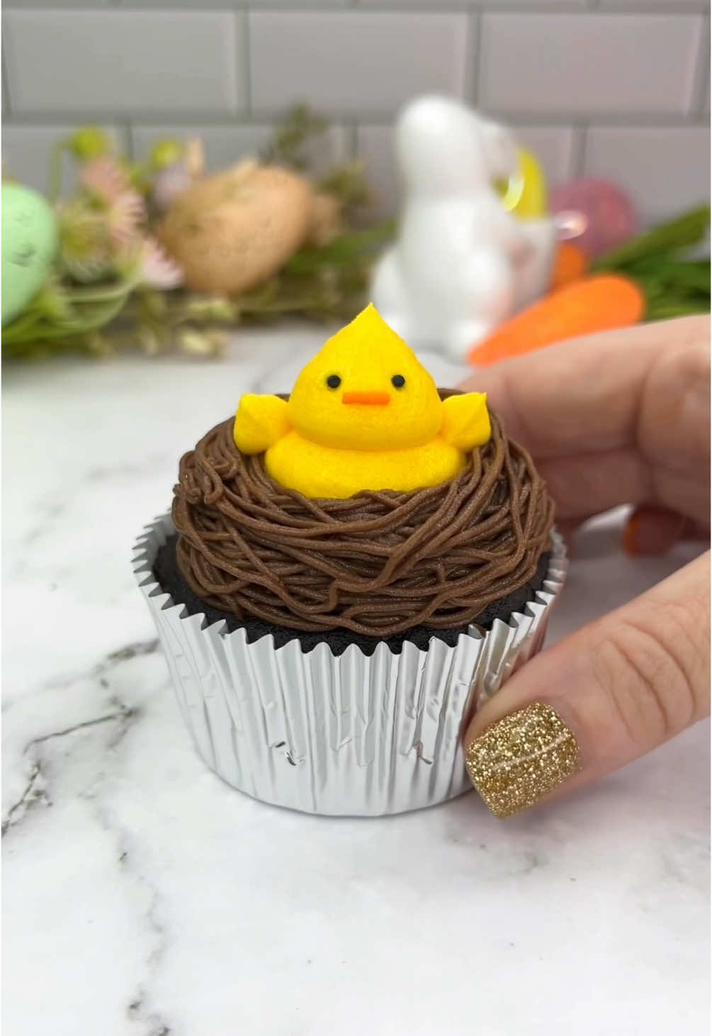 My cover girl CHICK 🐥🧁📕 Cuteness overload 🥹🐥 too cute to not be on the front cover of the book 📕🐣 🥳 Available to order now via my BIO, my story highlights OR search: “Cupcakes for any occasion” thank you 🙏🏻💗🫶🏻 I used chocolate buttercream and tip 233 for the nest, tip 1A for the chick and 352 for the wings. His eyes and beak are tiny sprinkles. 💛🧡  #cupcake #cakedecorating #cakedesign #easterbaking #chick #cakedbyrach #cutetreats #chocolatenest#cupcakesforanyoccasion 