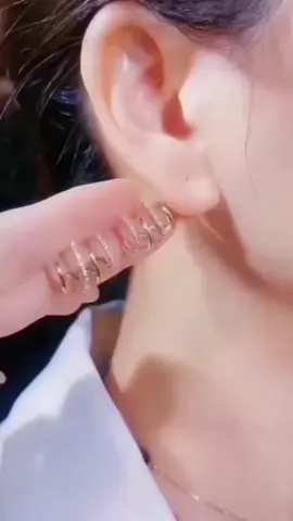 Brinco Feminino De Zirconita Em Liga Com Quatro Garras Brilhe com elegância! 💎 Estes brincos modernos são perfeitos para qualquer look. ✨ Estilo e sofisticação em cada detalhe! https://s.shopee.com.br/2qGoNmLYAW  #Brincos #ModaFeminina #Acessórios