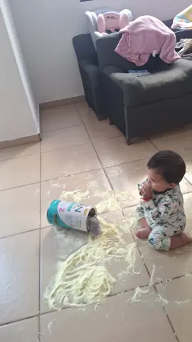 Mi bebita haciendo sus travesuras🥰😣  #llorar #risa #leche #bebes #8meses 